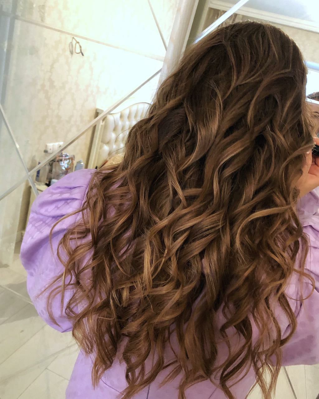 Прически с локонами 2023: как красиво уложить волосы (с фото-примерами)